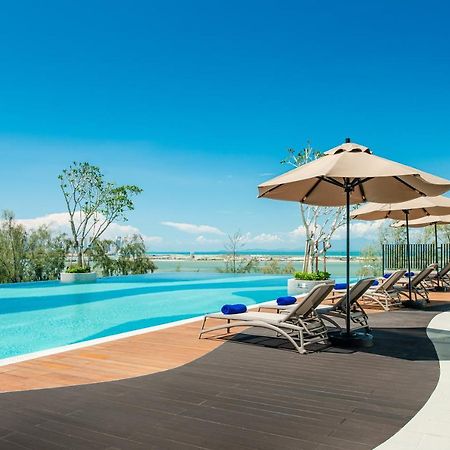 ザ ガーニー リゾート ホテル&レジデンス ジョージタウン エクステリア 写真 The swimming pool at the hotel