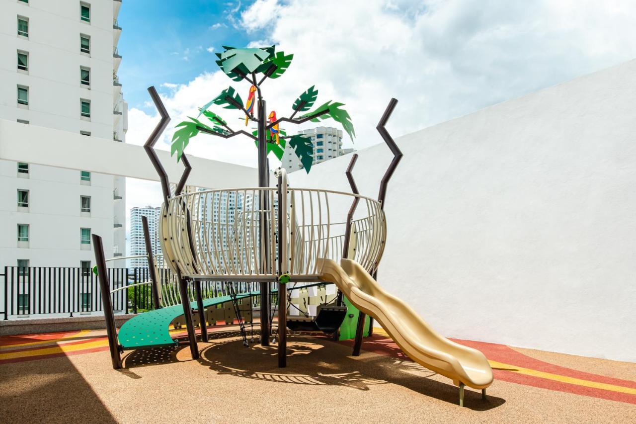 ザ ガーニー リゾート ホテル&レジデンス ジョージタウン エクステリア 写真 Playground at the condominium
