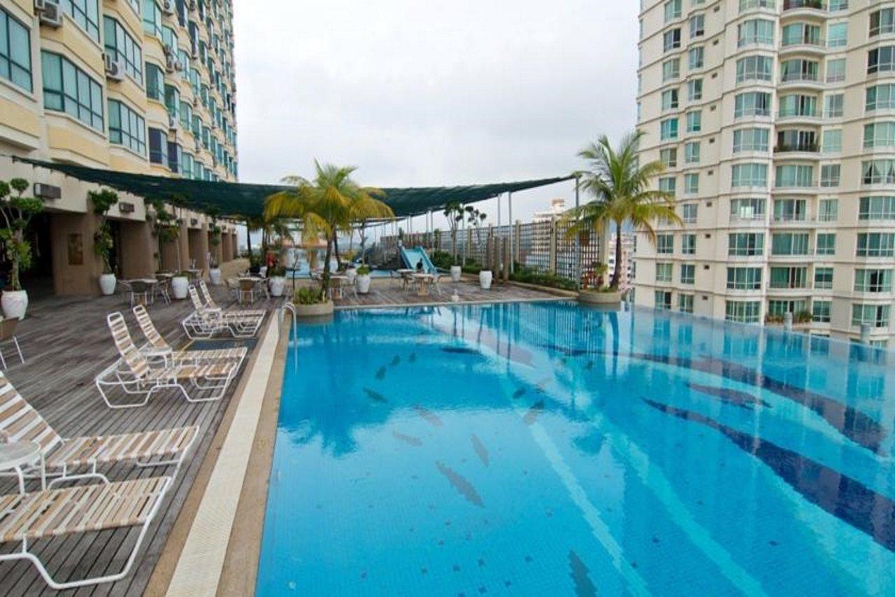 ザ ガーニー リゾート ホテル&レジデンス ジョージタウン エクステリア 写真 The swimming pool at the 33rd floor of the complex