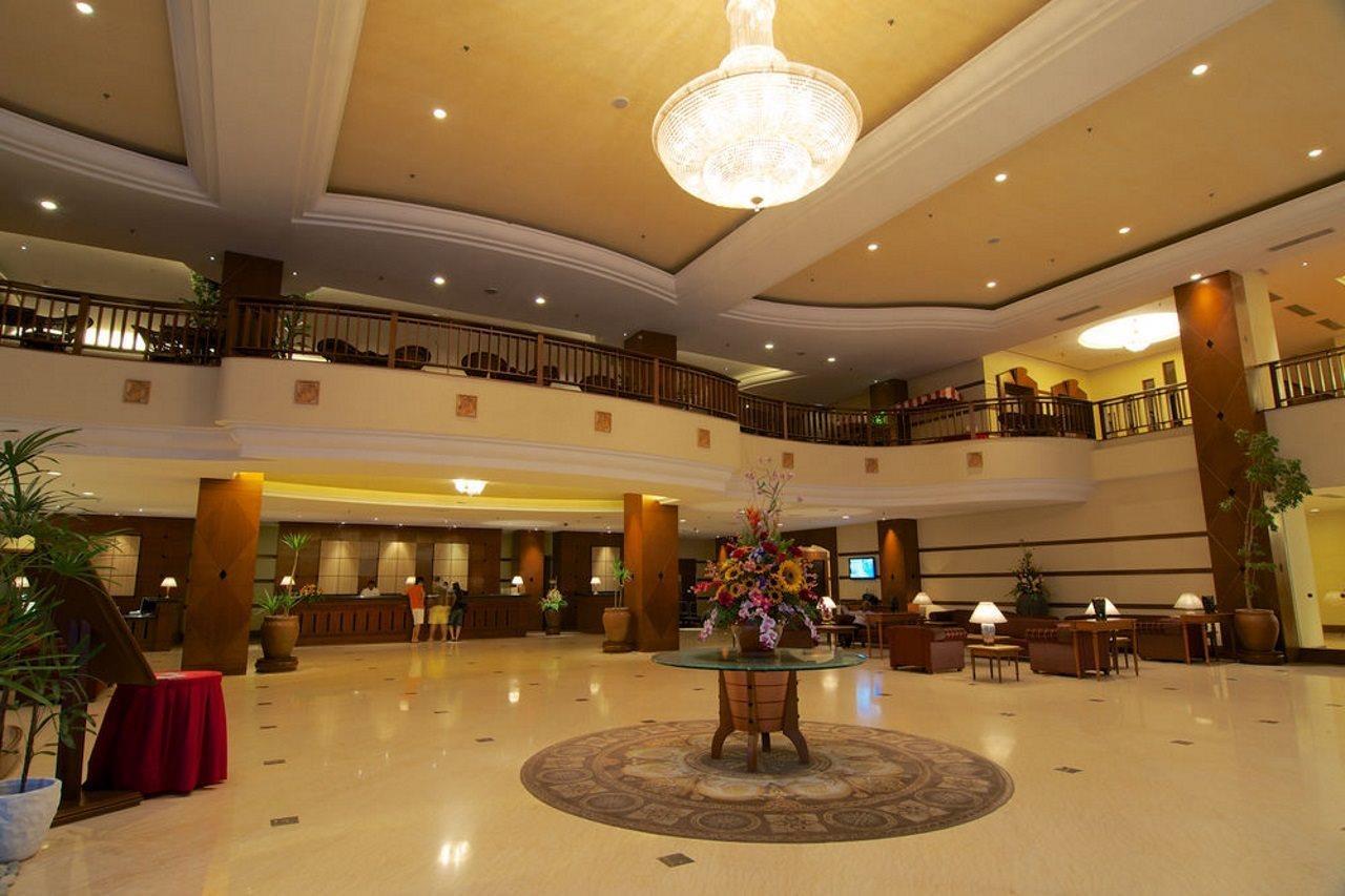ザ ガーニー リゾート ホテル&レジデンス ジョージタウン エクステリア 写真 The lobby of the hotel