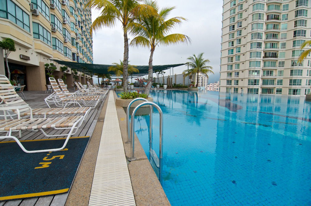 ザ ガーニー リゾート ホテル&レジデンス ジョージタウン エクステリア 写真 Infinity pool at The Residence, Kota Kinabalu, Malaysia