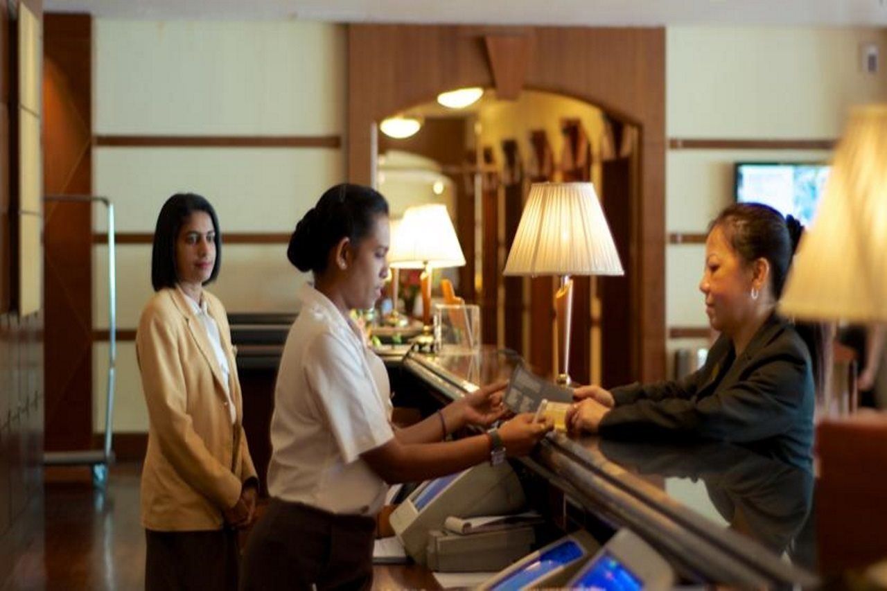 ザ ガーニー リゾート ホテル&レジデンス ジョージタウン エクステリア 写真 A hotel receptionist at work